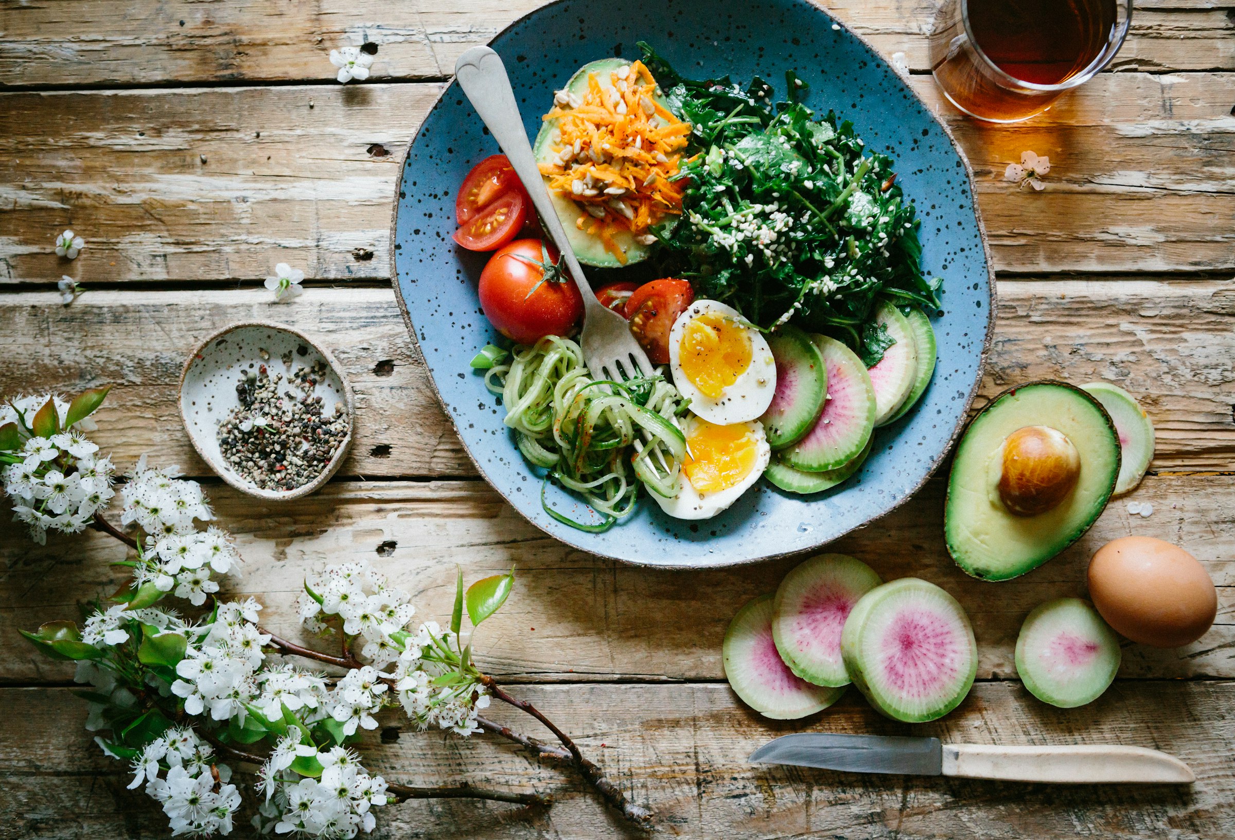 Poached egg with fresh vegetables on a plate